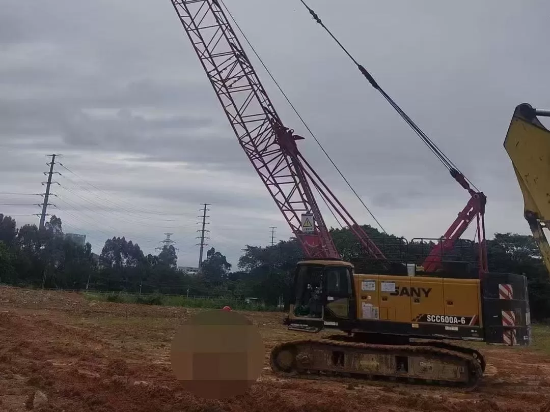 grue hydraulique sur chenilles à flèche en treillis d'occasion 2021, 60 tonnes pour la construction