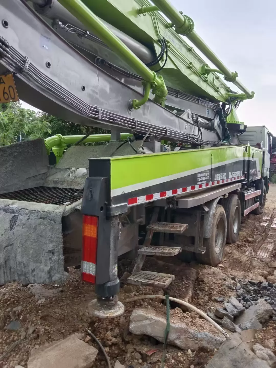 2013 zoomlion boom pump 47m voiture de pompe à béton montée sur camion sur châssis benz