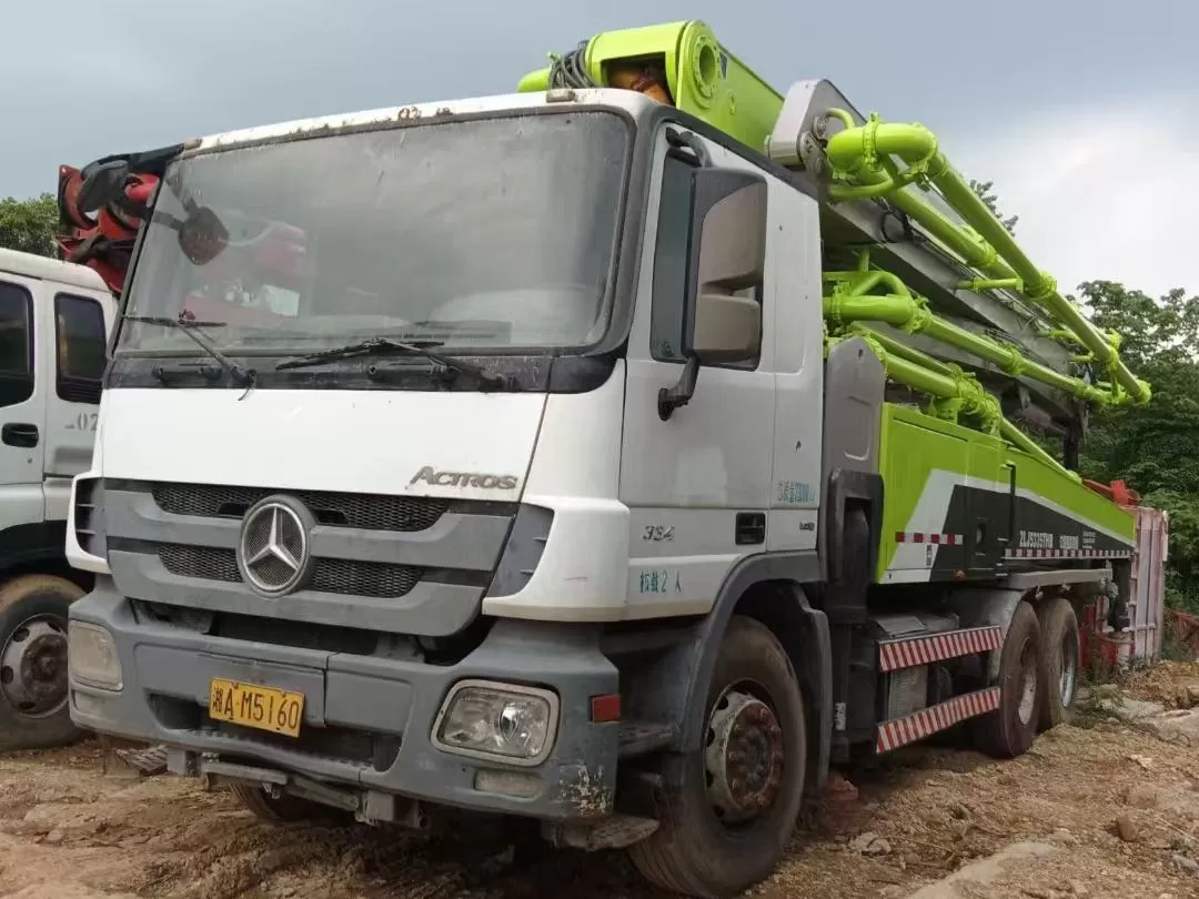 2013 zoomlion boom pump 47m voiture de pompe à béton montée sur camion sur châssis benz