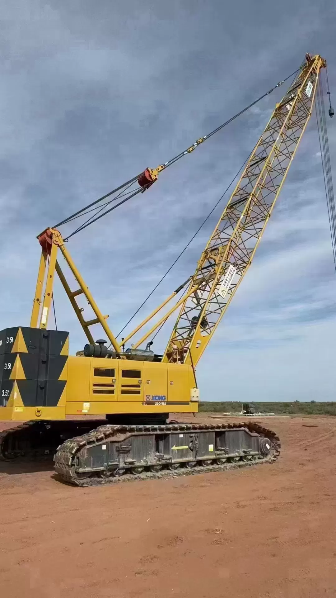 machine de levage 100t 2021 grue télescopique sur chenilles xcmg avec moteur célèbre