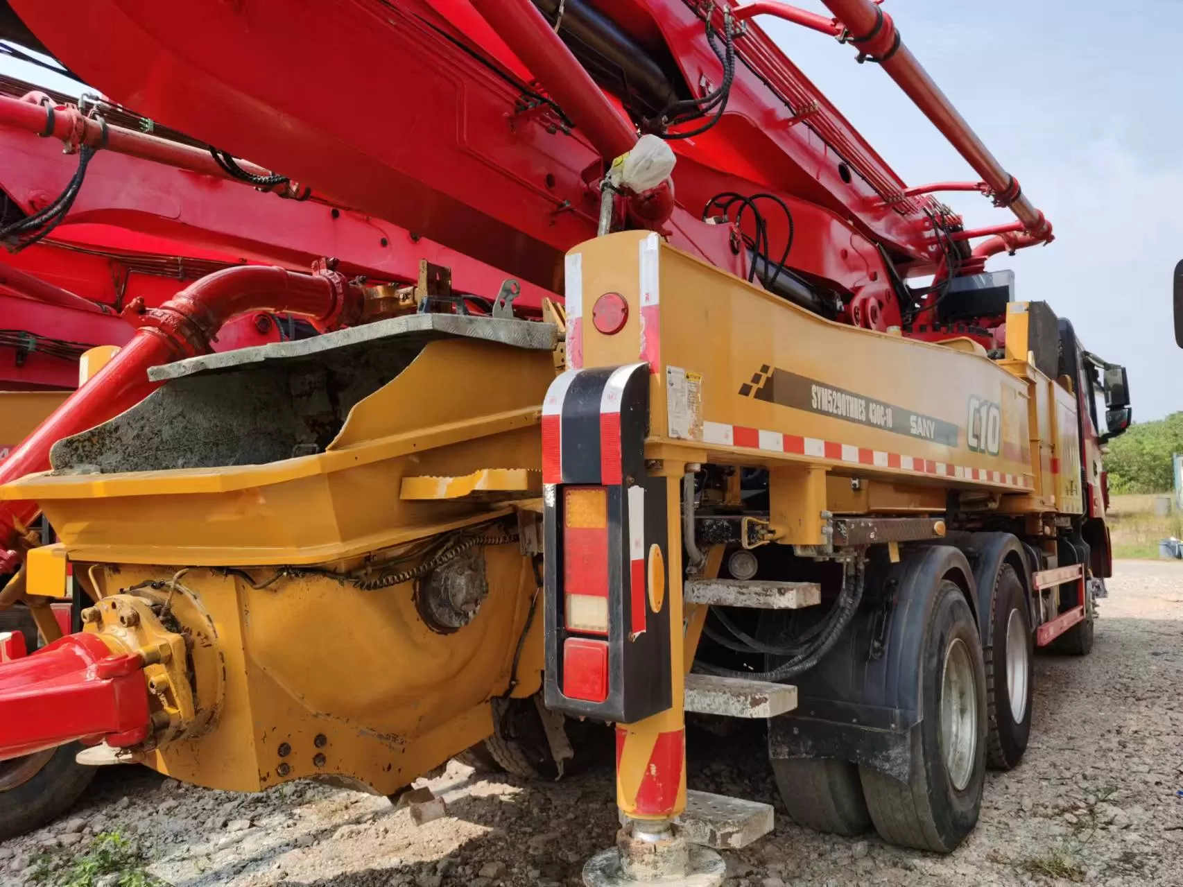 pompe à béton montée sur camion sany 2020 pompe à flèche de 43 m sur châssis sany