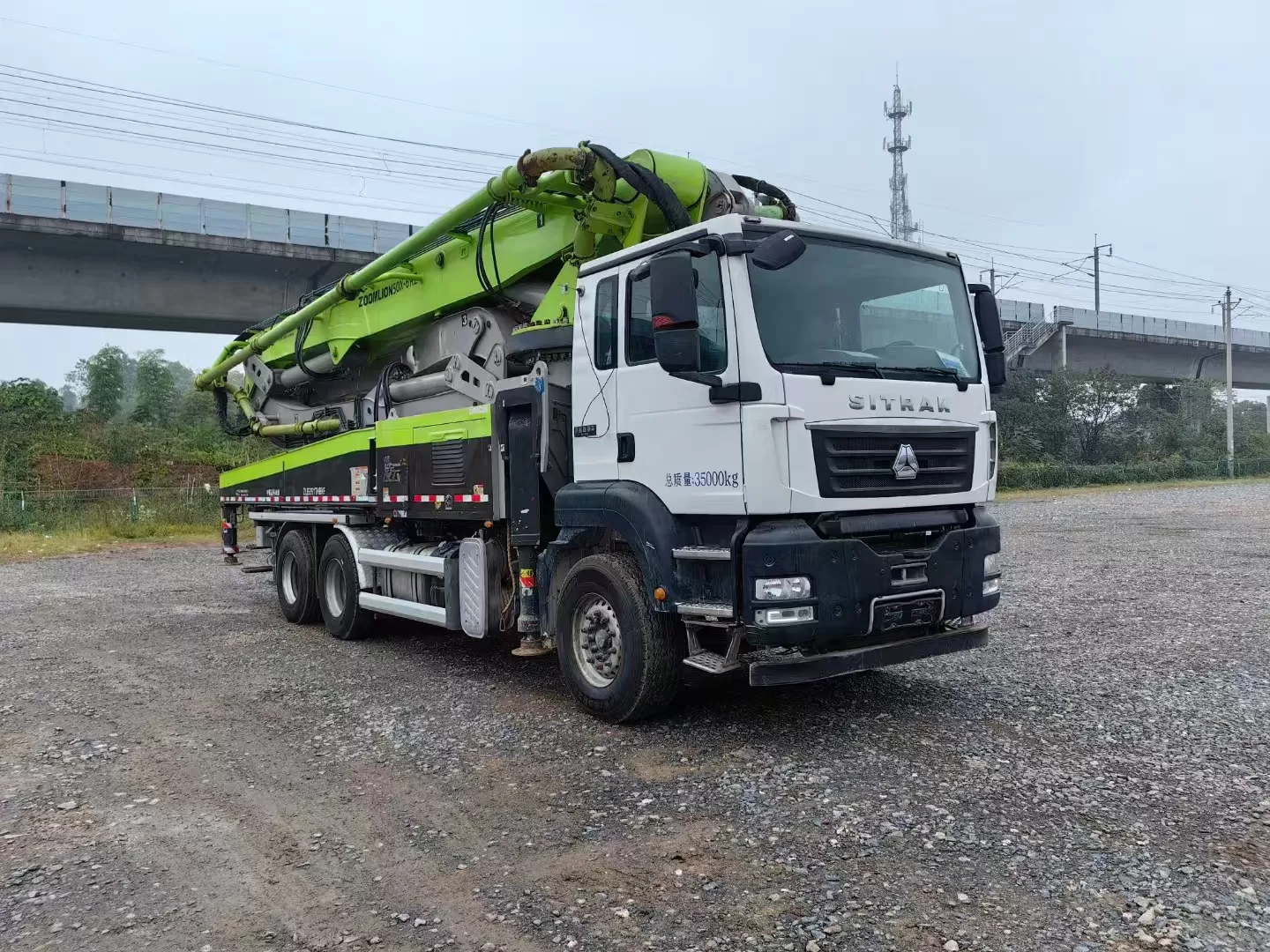 pompe à béton de haute qualité 2022, pompe à béton montée sur camion de 50m, sur châssis sitrak