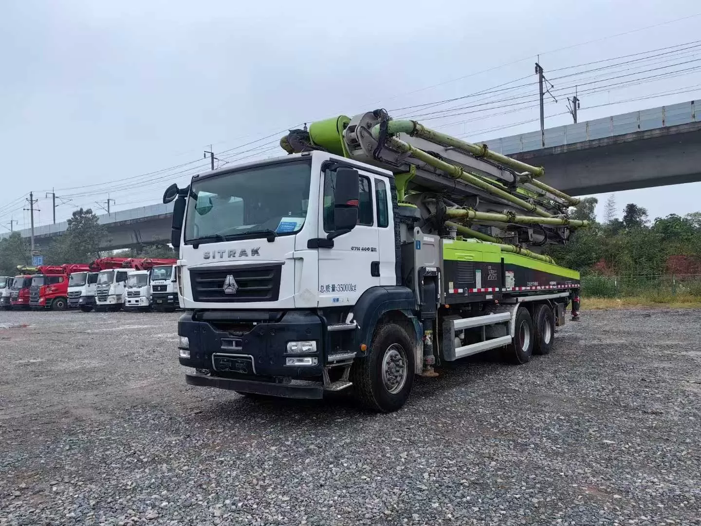 pompe à béton de haute qualité 2022, pompe à béton montée sur camion de 50m, sur châssis sitrak