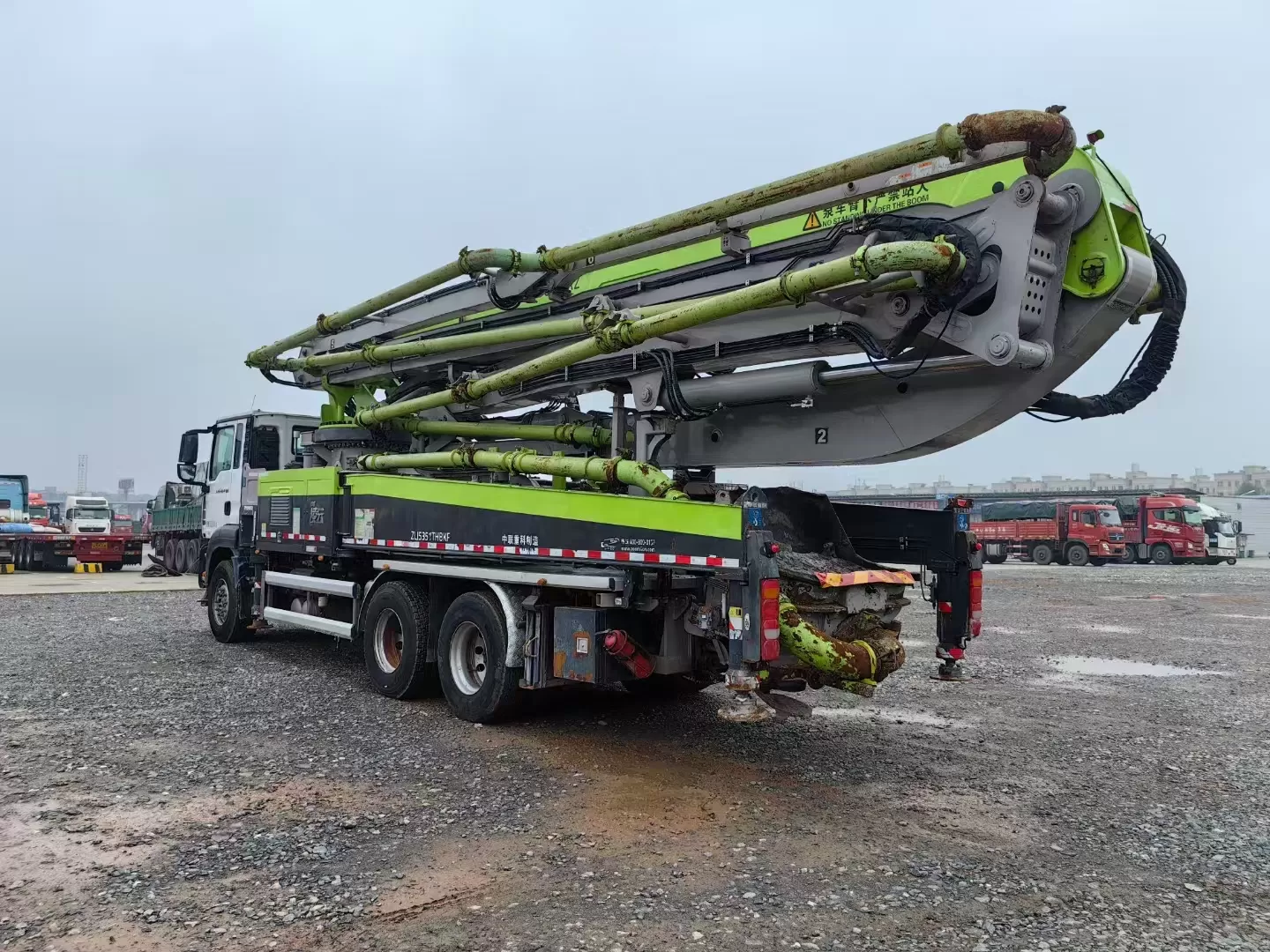 pompe à béton de haute qualité 2022, pompe à béton montée sur camion de 50m, sur châssis sitrak