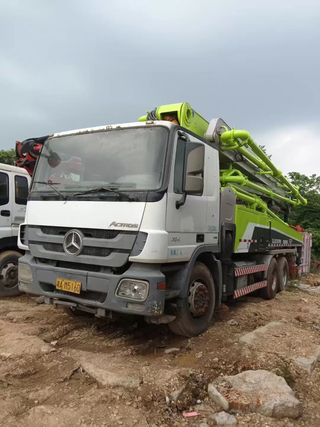 2013 zoomlion boom pump 47m voiture de pompe à béton montée sur camion sur châssis benz