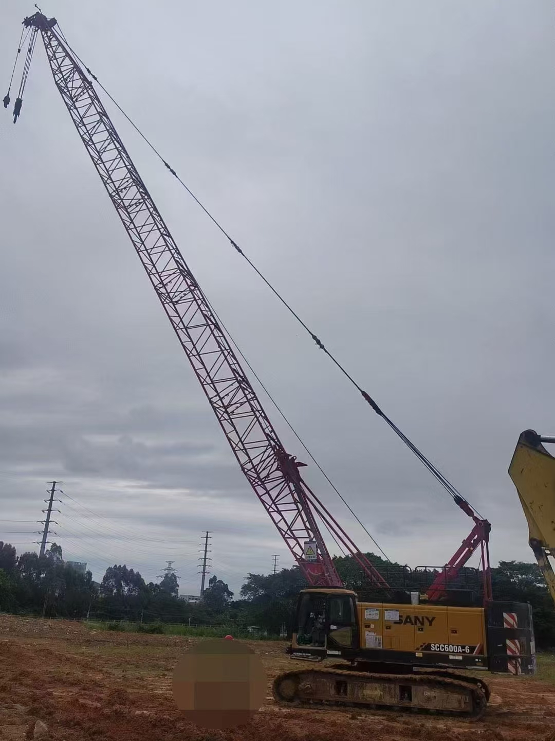 grue hydraulique sur chenilles à flèche en treillis d'occasion 2021, 60 tonnes pour la construction