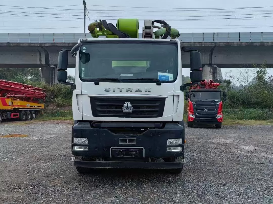 pompe à béton de haute qualité 2022, pompe à béton montée sur camion de 50m, sur châssis sitrak