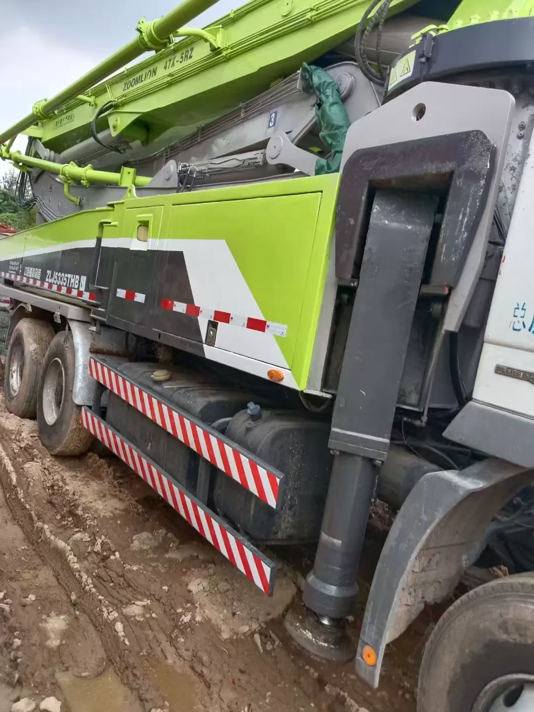 2013 zoomlion boom pump 47m voiture de pompe à béton montée sur camion sur châssis benz