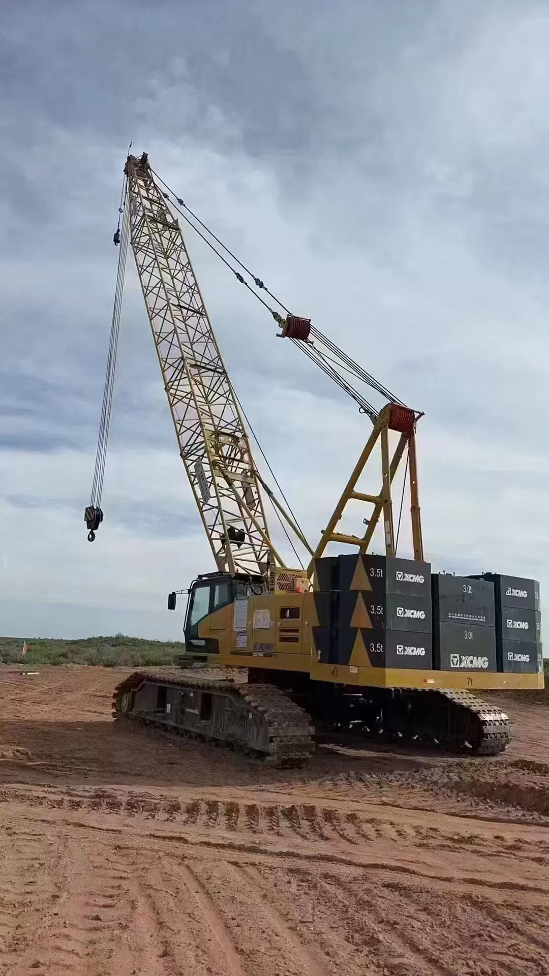 machine de levage 100t 2021 grue télescopique sur chenilles xcmg avec moteur célèbre