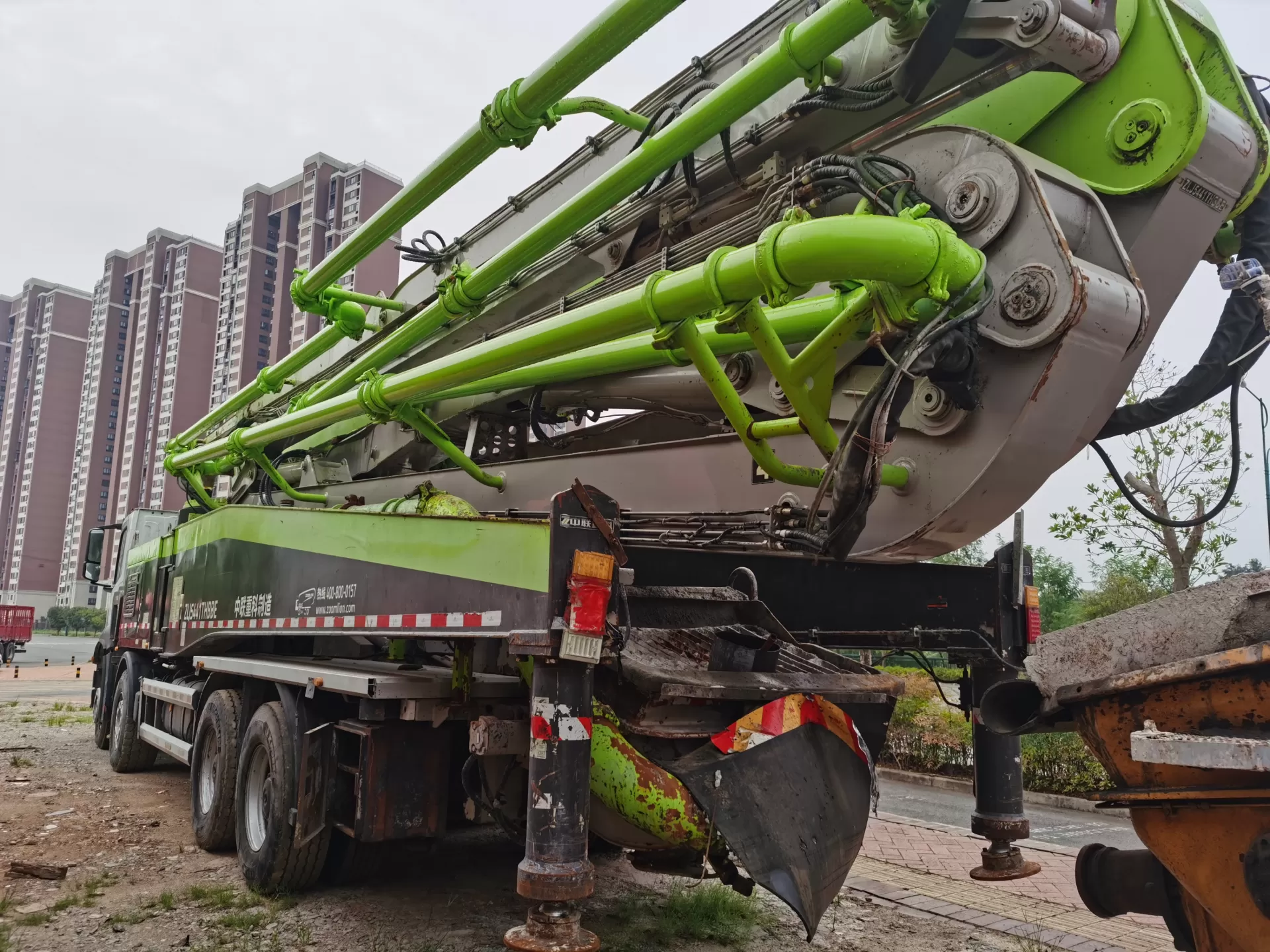 2020 zoomlion boom pump 63m pompe à béton montée sur camion sur châssis benz