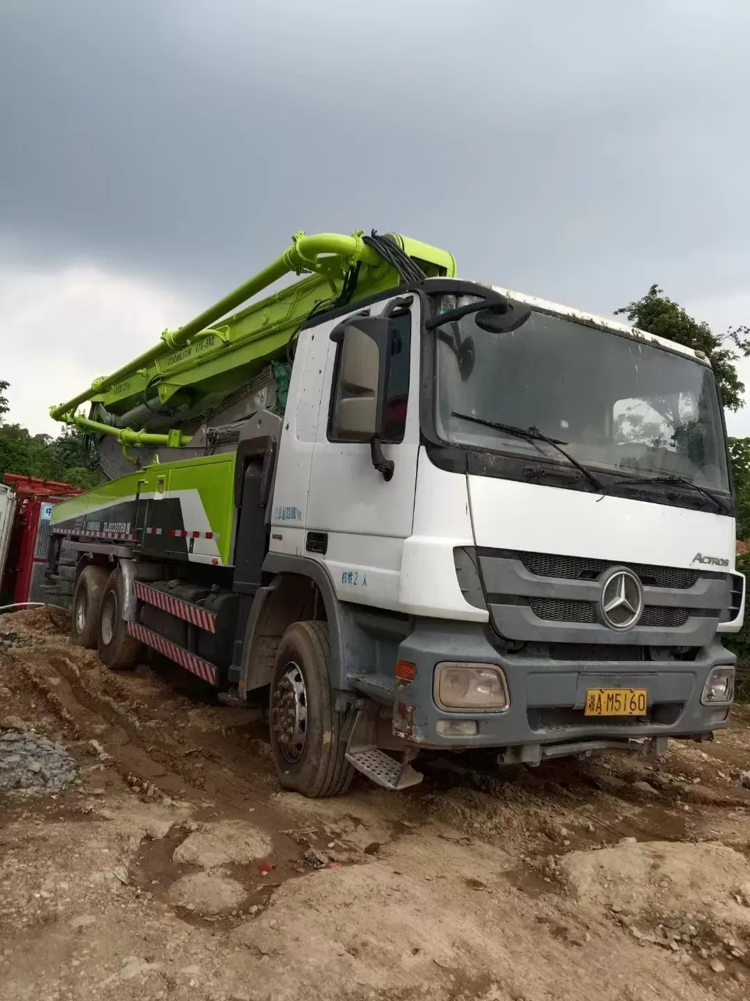 2013 zoomlion boom pump 47m voiture de pompe à béton montée sur camion sur châssis benz