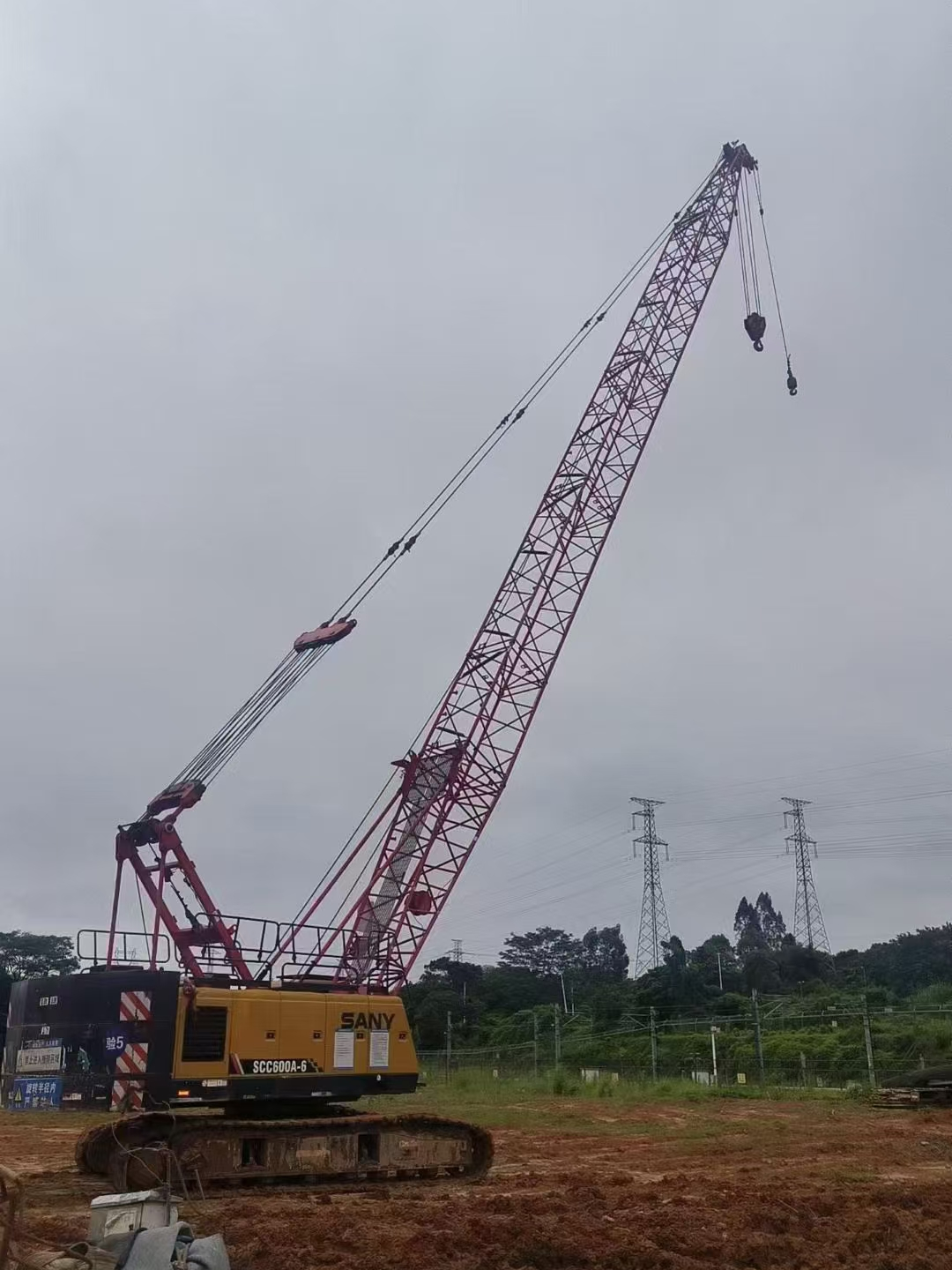 grue hydraulique sur chenilles à flèche en treillis d'occasion 2021, 60 tonnes pour la construction